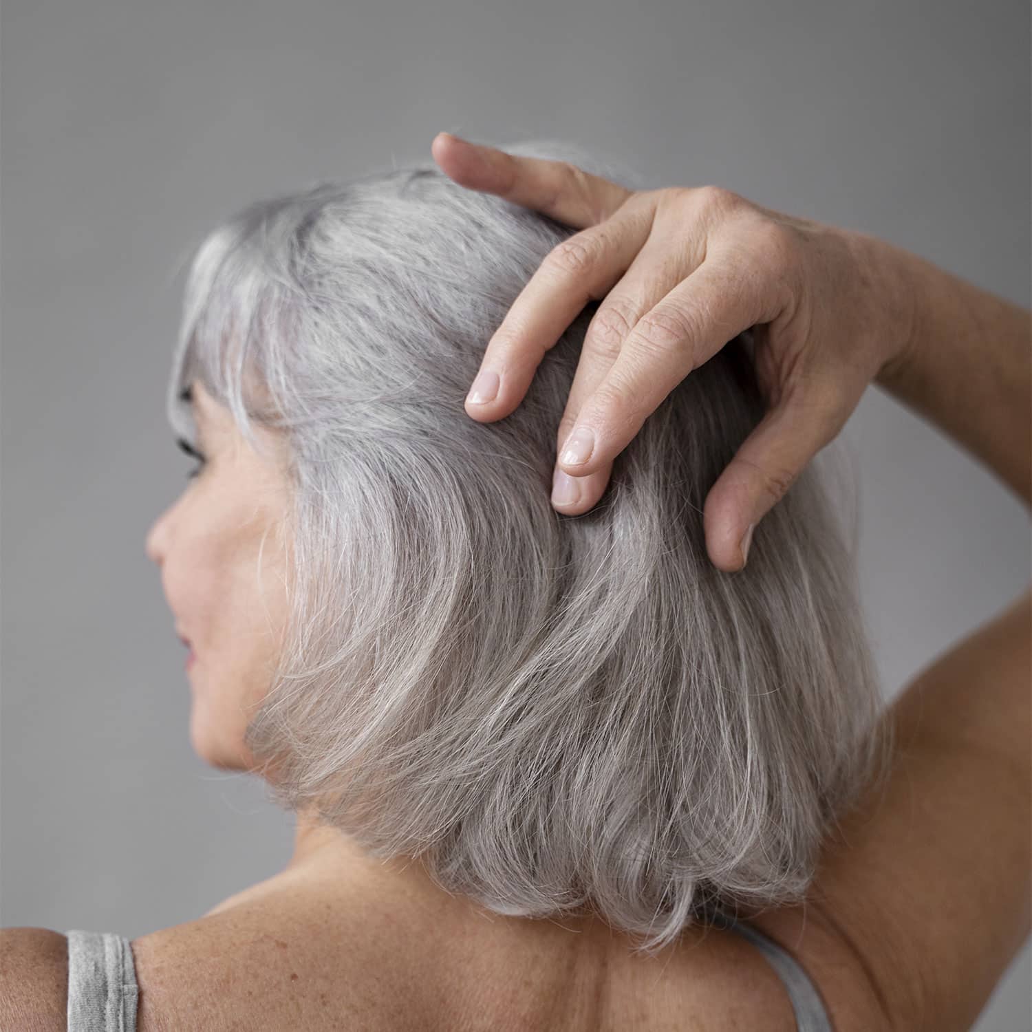 secret-de-cour-des-cheveux-blancs-sublimes-coiffeur-visagiste-paris